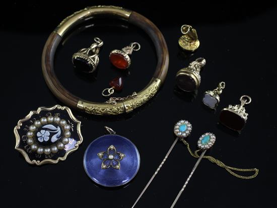 15ct gold and enamel locket, mourning brooch, 6 gold seals, bangle and pair earrings